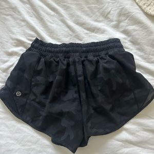 Lululemon Hotty Hot 2.5 inch Black Camo Shorts